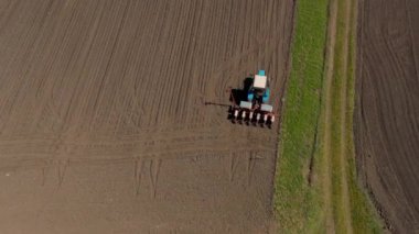 Çiftçilik: traktörlü bir çiftçi ekmeden önce tarlada çalışır