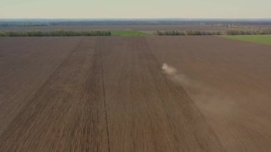 Çiftçilik: traktörlü bir çiftçi ekmeden önce tarlada çalışır