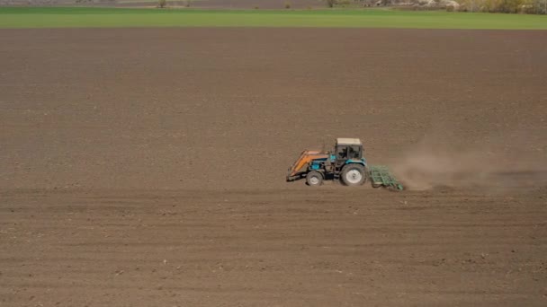 拖拉机上的农民在播种前在地里干活 — 图库视频影像