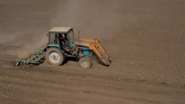 Çiftçilik: traktörlü bir çiftçi ekmeden önce tarlada çalışır