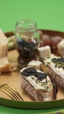 Yeşil arka planda peynirli bir kavanozda yer mantarı.