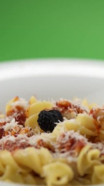 Yer mantarı yeşil arka planda makarnaya düşüyor