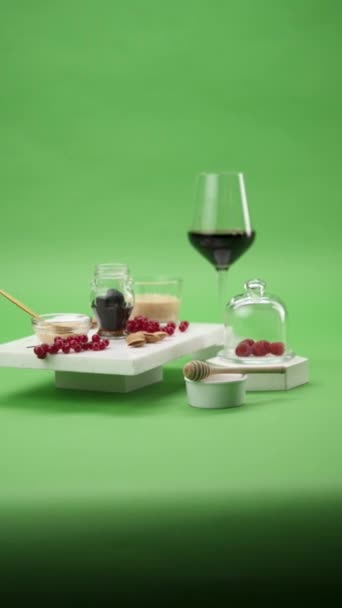 Trüffel Glas Mit Käse Auf Grünem Hintergrund — Stockvideo