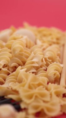 Kırmızı arka planda makarna ve spagetti.