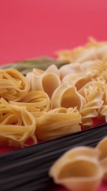 Kırmızı arka planda makarna ve spagetti.