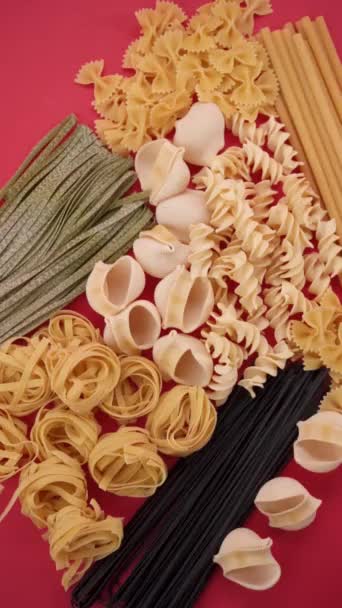 Pâtes Spaghettis Dans Une Assiette Sur Fond Rouge — Video