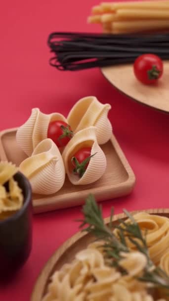 Pâtes Spaghettis Dans Une Assiette Sur Fond Rouge — Video