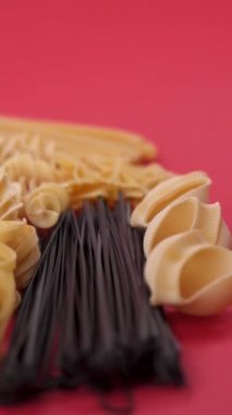 Kırmızı arka planda makarna ve spagetti.