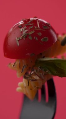 Kırmızı zemin çatallı makarna ve domates.