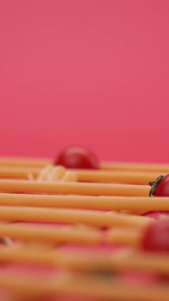 Kırmızı Arka Planda Makarna Spagetti — Stok video