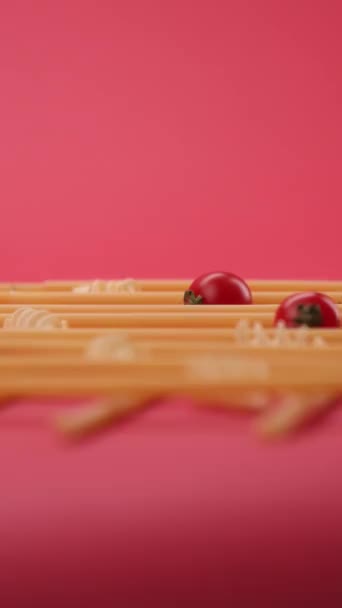 赤の背景に皿のパスタとスパゲティ — ストック動画
