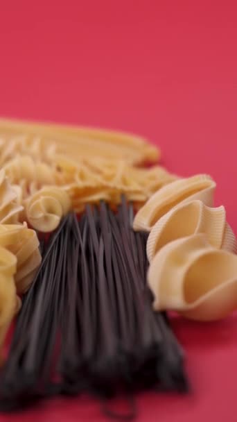 Pasta Spagetti Lautasella Punaisella Pohjalla — kuvapankkivideo