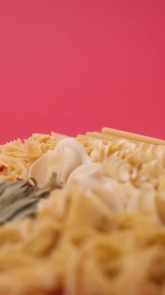 Pasta Und Spaghetti Auf Einem Teller Vor Rotem Hintergrund — Stockvideo