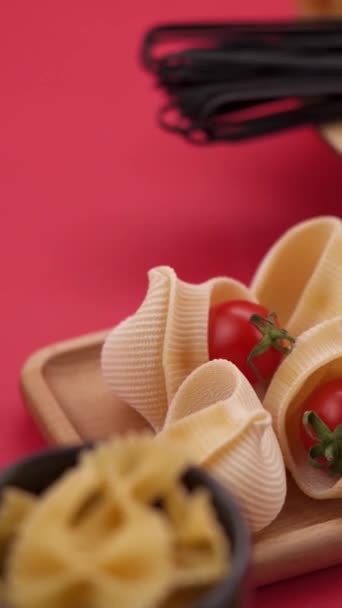 Ζυμαρικά Και Μακαρόνια Πιάτο Κόκκινο Φόντο — Αρχείο Βίντεο