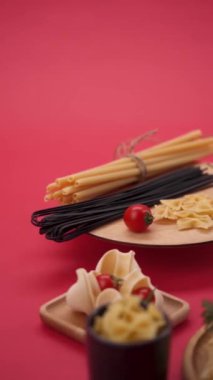 Kırmızı arka planda makarna ve spagetti.