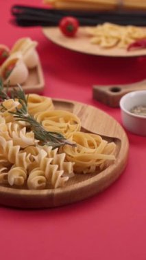Kırmızı arka planda makarna ve spagetti.
