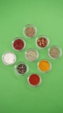 Yeşil arka planda İtalyan baharatları