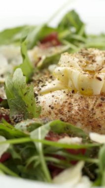 Yeşil arka planda bir tabakta salata ile Mozzarella