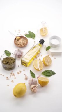 Beyaz arka planda malzemeleri olan zeytinyağı