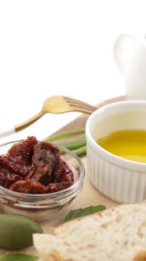 Beyaz arka planda malzemeleri olan zeytinyağı