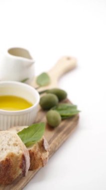 Beyaz arka planda malzemeleri olan zeytinyağı