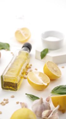 Beyaz arka planda malzemeleri olan zeytinyağı