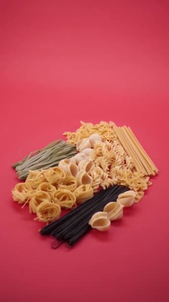 Pâtes Spaghettis Dans Une Assiette Sur Fond Rouge — Video