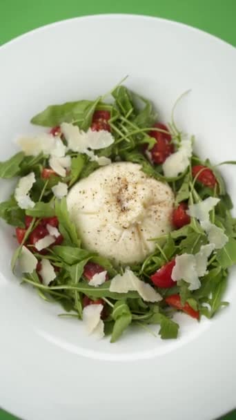 Mozzarella Med Sallad Tallrik Grön Bakgrund — Stockvideo