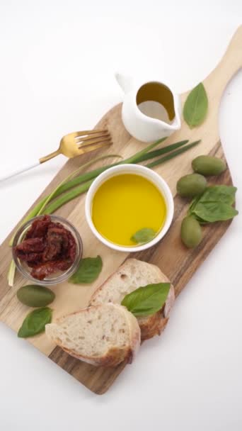 Olivenöl Mit Zutaten Auf Weißem Hintergrund — Stockvideo