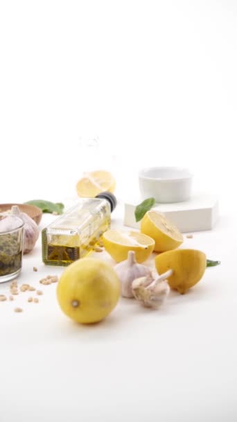 Huile Olive Avec Des Ingrédients Sur Fond Blanc — Video