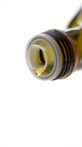 Olivenöl Aus Einer Flasche Auf Weißem Hintergrund — Stockvideo