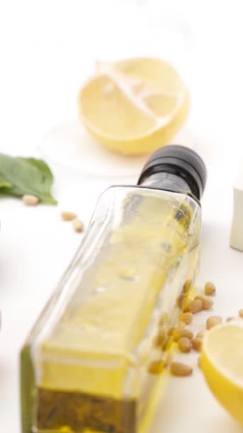 Minyak Zaitun Dengan Bahan Pada Latar Belakang Putih — Stok Video