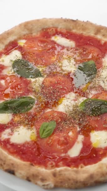 Talyan Baharatları Serpiştirilmiş Peynirli Domatesli Pizza — Stok video