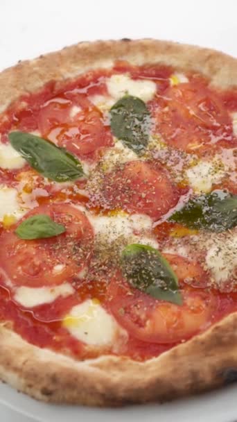 Pizza Dengan Keju Dan Tomat Ditaburi Dengan Rempah Rempah Italia — Stok Video