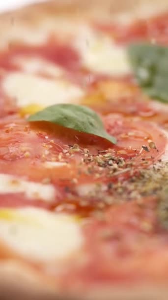 Pizza Com Queijo Tomate Polvilhado Com Especiarias Italianas — Vídeo de Stock