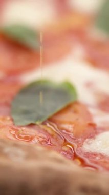 Peynirli pizza ve zeytinyağlı domates.