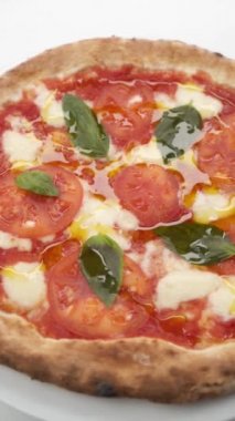 Peynirli pizza ve zeytinyağlı domates.