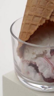dondurma waffle Kupası beyaz zemin üzerine