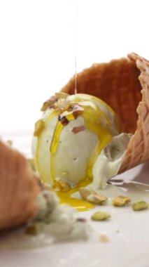 dondurma waffle Kupası beyaz zemin üzerine