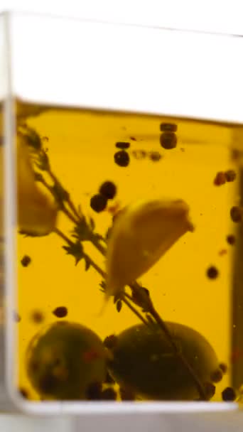 Gewürze Die Olivenöl Auf Weißem Hintergrund Fallen — Stockvideo