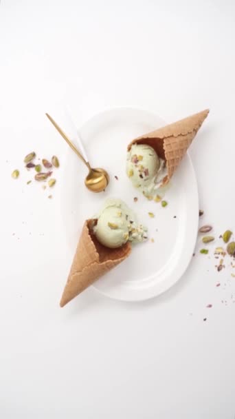 Crème Glacée Dans Une Tasse Gaufres Sur Fond Blanc — Video