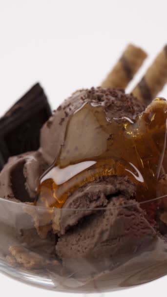 Παγωτό Σοκολάτας Ποτήρι Και Καρύδα Λευκό Φόντο — Αρχείο Βίντεο