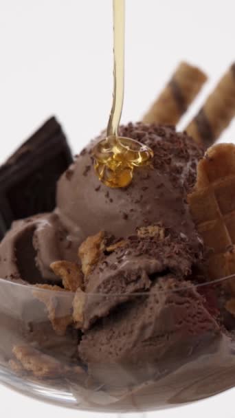 ガラスのチョコレートアイスクリームと白い背景のココナッツ — ストック動画