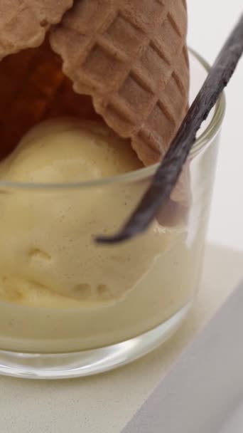 Gelato Una Tazza Waffle Sfondo Bianco — Video Stock