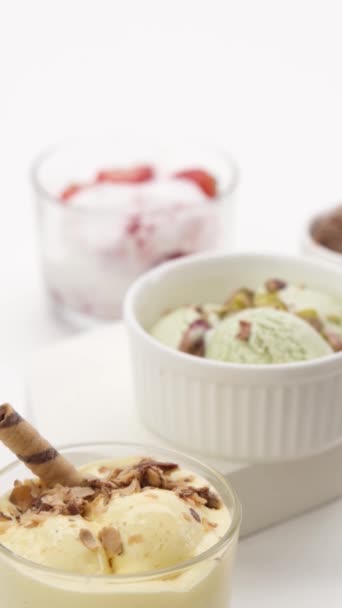 白色背景的玻璃杯中的一组不同口味的冰淇淋 — 图库视频影像