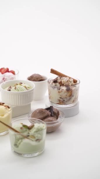 Set Diversi Gusti Gelato Bicchieri Sfondo Bianco — Video Stock