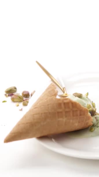Ice Cream Egy Waffle Cup Fehér Alapon — Stock videók
