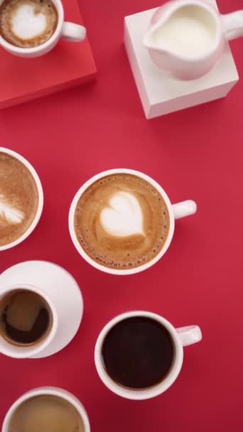 Set Kaffee Und Latte Weißen Tassen Auf Rotem Hintergrund — Stockvideo