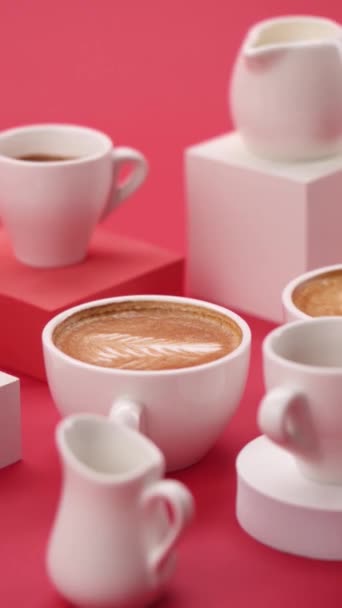 Set Kaffee Und Latte Weißen Tassen Auf Rotem Hintergrund — Stockvideo