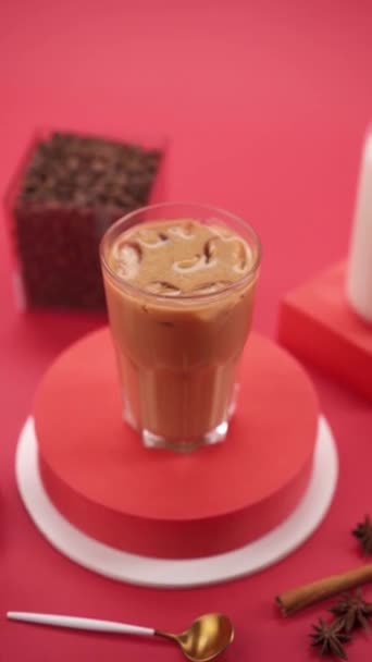 Kırmızı Arkaplanda Buzlu Latte — Stok video